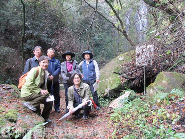 乙原の滝の手前で、参加者の記念撮影　撮影者杉本恵子さん