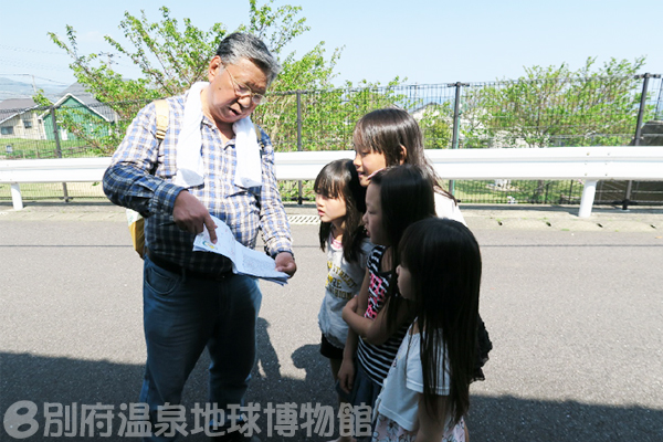 子どもたちに説明中の河野さん